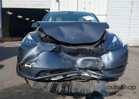 2022 Tesla Model Y Long Range Dual Motor All-Wheel Drive z USA, uszkodzony, nr VIN 7SAYGDEE0NF563331